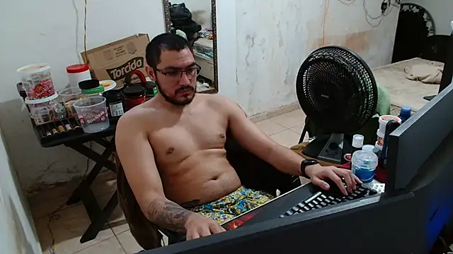 Snapshot of Leonino231 chatting on October 19, 7:14 pm Leonino231 online show from October 19, 7:14 pm