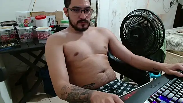 Snapshot of Leonino231 chatting on December 2, 8:04 pm Leonino231 online show from December 2, 8:04 pm