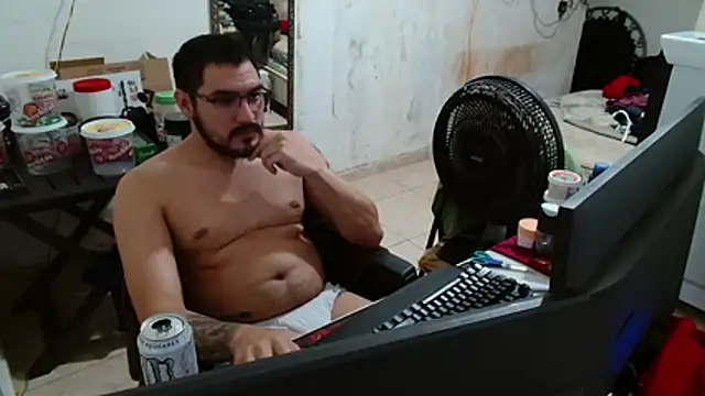 Snapshot of Leonino231 chatting on December 4, 11:13 pm Leonino231 online show from December 4, 11:13 pm