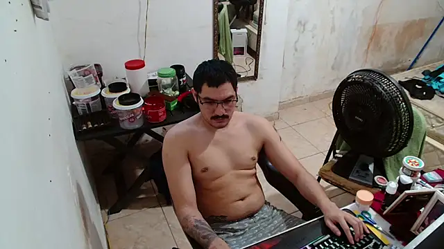 Snapshot of Leonino231 chatting on December 17, 4:13 pm Leonino231 online show from December 17, 4:13 pm