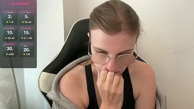 BustyKellyXXX online show from October 13, 9:20 am