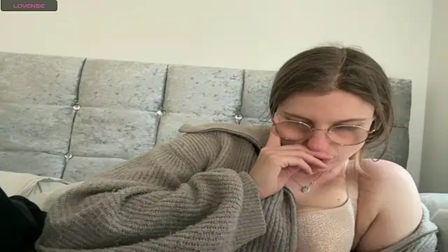 BustyKellyXXX online show from April 28, 8:08 am