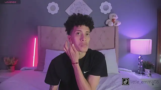 Snapshot of Joe_And_Emma chatting on October 25, 8:14 pm Joe And Emma online show from October 25, 8:14 pm