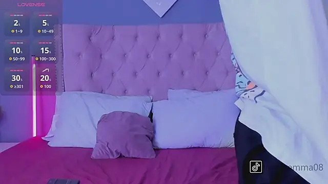 Snapshot of Joe_And_Emma chatting on November 17, 8:14 pm Joe And Emma online show from November 17, 8:14 pm