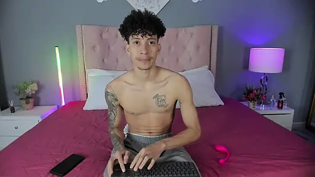 Snapshot of Joe_And_Emma chatting on November 20, 10:31 pm Joe And Emma online show from November 20, 10:31 pm