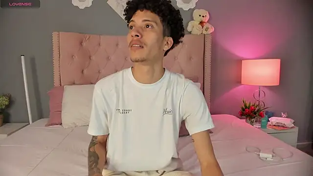 Snapshot of Joe_And_Emma chatting on November 23, 1:05 am Joe And Emma online show from November 23, 1:05 am