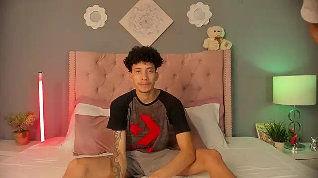 Snapshot of Joe_And_Emma chatting on December 3, 4:09 am Joe And Emma online show from December 3, 4:09 am