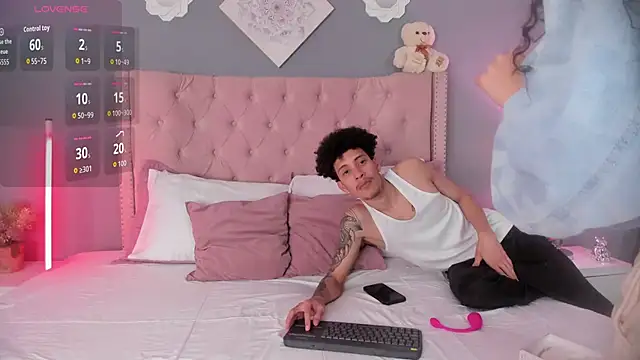 Snapshot of Joe_And_Emma chatting on December 5, 4:10 am Joe And Emma online show from December 5, 4:10 am