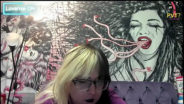 Snapshot of LunaCosmos chatting on April 13, 11:32 pm LunaCosmos online show from April 13, 11:32 pm