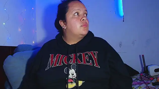 Snapshot of Julieta_Big chatting on May 15, 9:22 pm Julieta Big online show from May 15, 9:22 pm