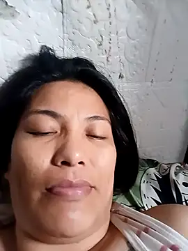 Snapshot of Uniquebeauty32 chatting on March 18, 10:35 pm Uniquebeauty32 online show from March 18, 10:35 pm