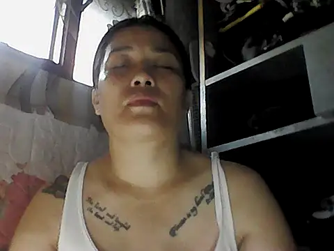 Snapshot of Uniquebeauty32 chatting on July 18, 5:00 am Uniquebeauty32 online show from July 18, 5:00 am