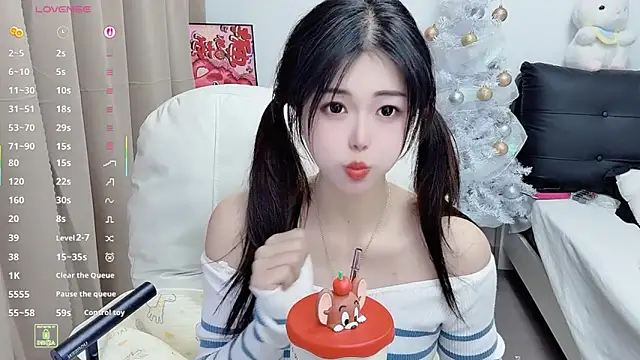 Snapshot of CeeKie chatting on December 18, 9:59 am CeeKie online show from December 18, 9:59 am