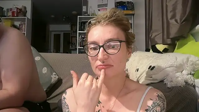 Snapshot of harleyblair chatting on June 17, 10:10 pm harleyblair online show from June 17, 10:10 pm