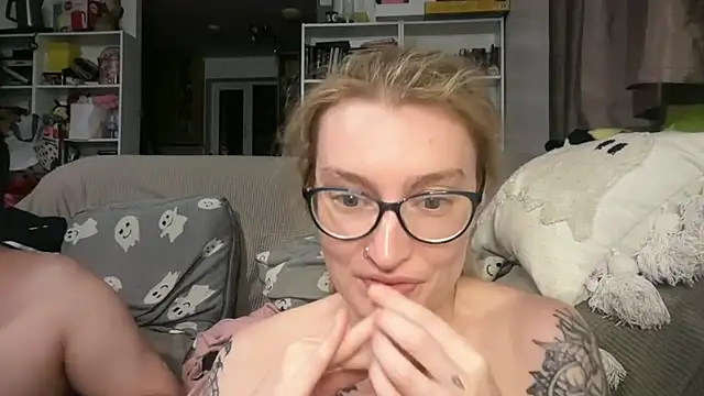 Snapshot of harleyblair chatting on June 19, 1:43 am harleyblair online show from June 19, 1:43 am