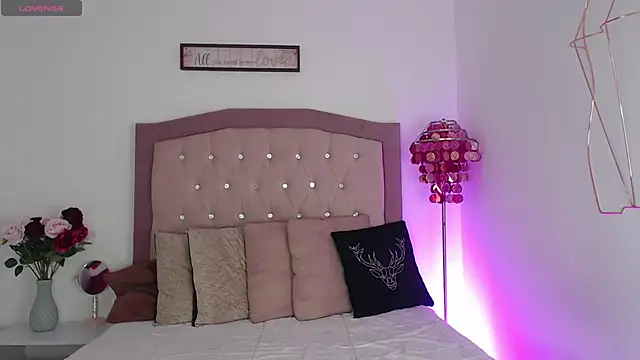 Snapshot of AmelieAndAce chatting on October 6, 12:35 pm AmelieAndAce online show from October 6, 12:35 pm