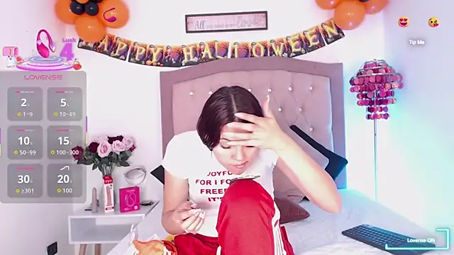 Snapshot of AmelieAndAce chatting on October 8, 12:58 pm AmelieAndAce online show from October 8, 12:58 pm