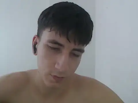 Snapshot of younewmaster chatting on February 17, 8:37 pm younewmaster online show from February 17, 8:37 pm