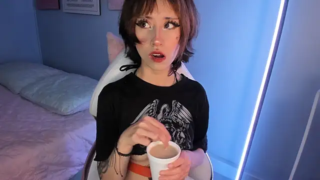 Hannahpage online show from April 29, 12:31 pm