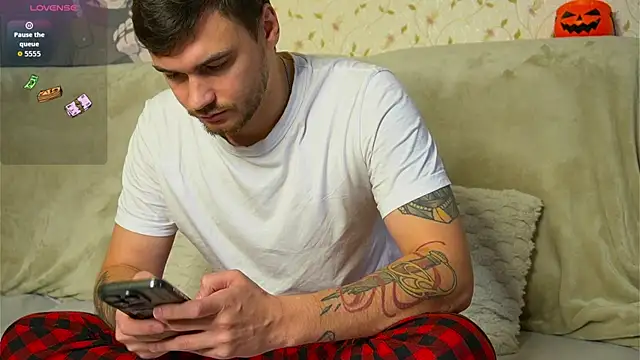 Snapshot of johnstoneisland chatting on October 14, 8:48 am johnstoneisland online show from October 14, 8:48 am