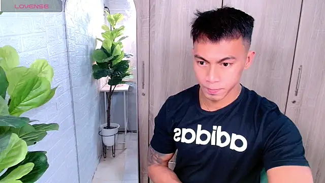 Snapshot of PinooyMilker chatting on December 2, 6:41 am PinooyMilker online show from December 2, 6:41 am