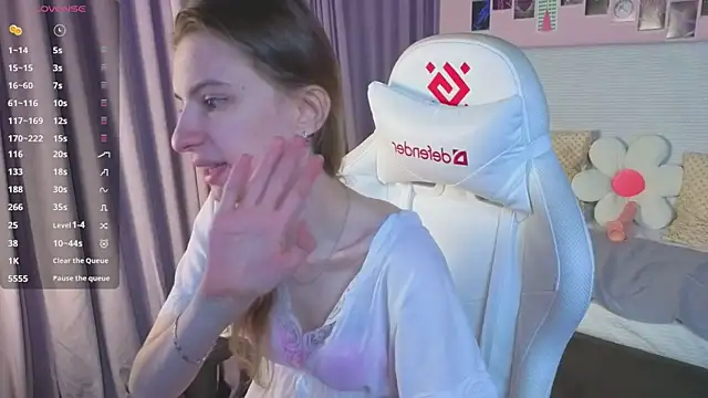 Snapshot of kaleriyaa_ chatting on May 8, 1:33 am kaleriyaa online show from May 8, 1:33 am