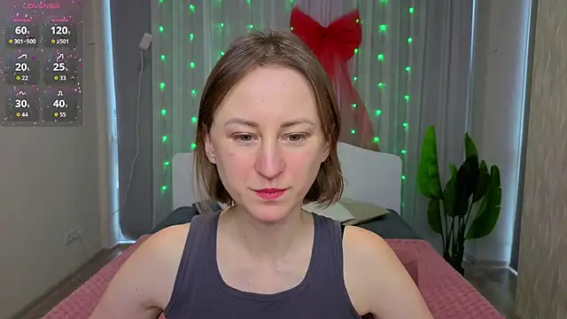 LuluChiiii online show from December 14, 11:15 am