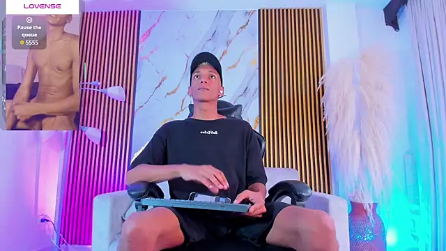 JulienSaint online show from October 19, 7:25 pm