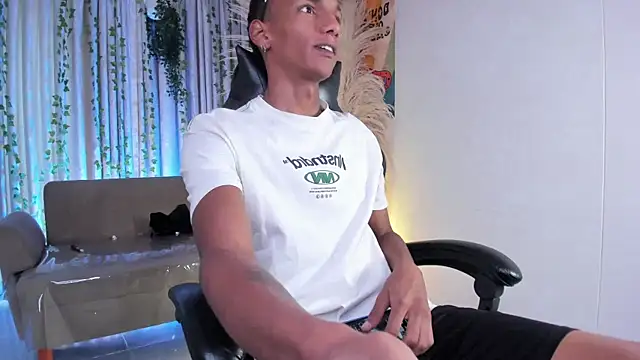 Snapshot of JulienSaint chatting on May 15, 11:39 am JulienSaint online show from May 15, 11:39 am