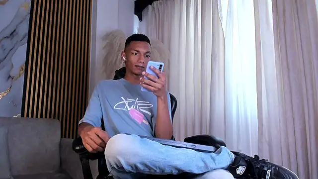 Snapshot of JulienSaint chatting on May 28, 2:14 pm JulienSaint online show from May 28, 2:14 pm