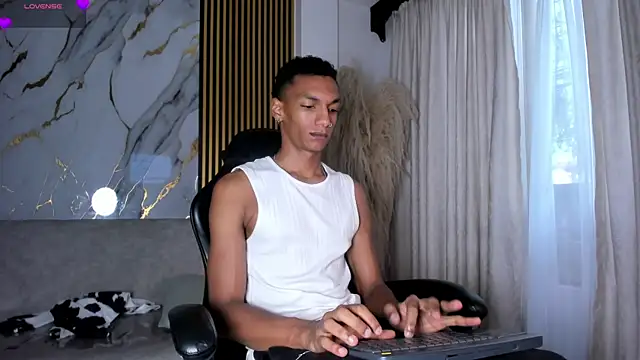 Snapshot of JulienSaint chatting on June 8, 11:43 am JulienSaint online show from June 8, 11:43 am