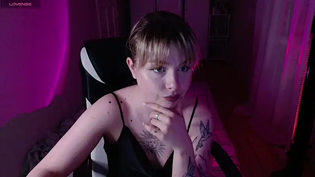 Snapshot of AngelicaHollywood chatting on March 19, 8:02 pm AngelicaHollywood online show from March 19, 8:02 pm