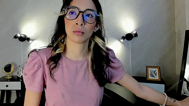 Emilia Bons online show from December 2, 1:39 pm