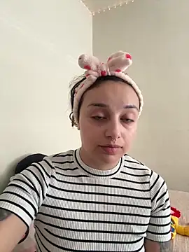 Snapshot of CharmingMaddie chatting on May 13, 5:43 pm CharmingMaddie online show from May 13, 5:43 pm