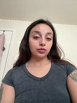 Snapshot of CharmingMaddie chatting on May 17, 3:52 pm CharmingMaddie online show from May 17, 3:52 pm