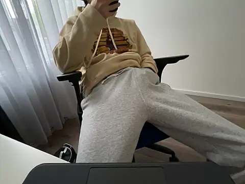 Frankieyyy1 online show from May 3, 5:35 am