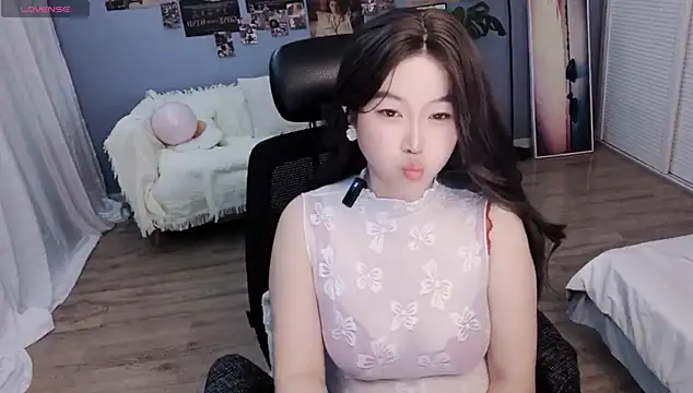 Snapshot of Emmaq996 chatting on August 3, 1:15 am Emmaq996 online show from August 3, 1:15 am