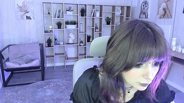 Snapshot of CrystallBloom chatting on October 28, 4:09 pm CrystallBloom online show from October 28, 4:09 pm