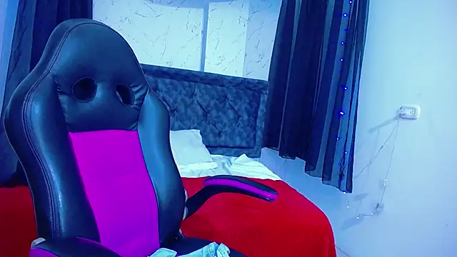 mia  thomson  online show from November 15, 12:02 pm