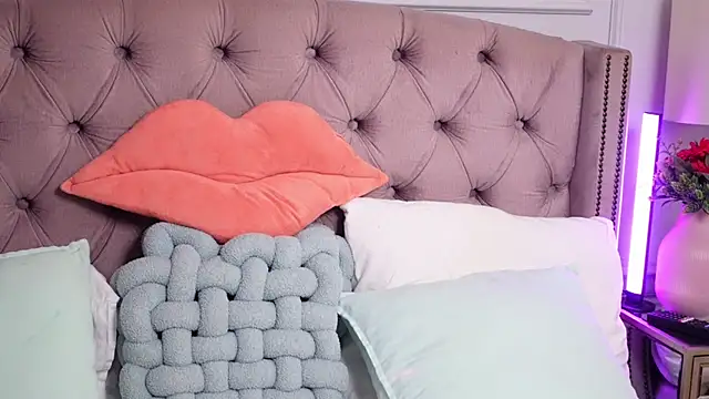 JenniferLovve online show from June 12, 4:33 am