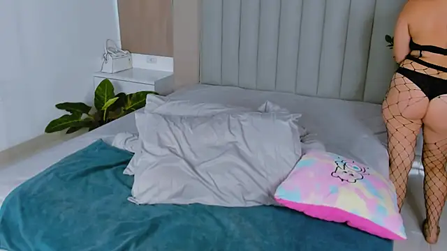 Juliamills online show from April 25, 1:08 am