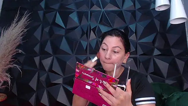 helenasaenz online show from December 18, 12:33 pm