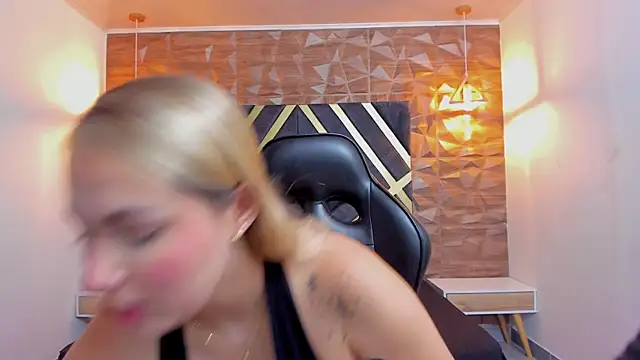 Snapshot of Emmaa_white_ chatting on May 2, 5:18 pm Emmaa white online show from May 2, 5:18 pm