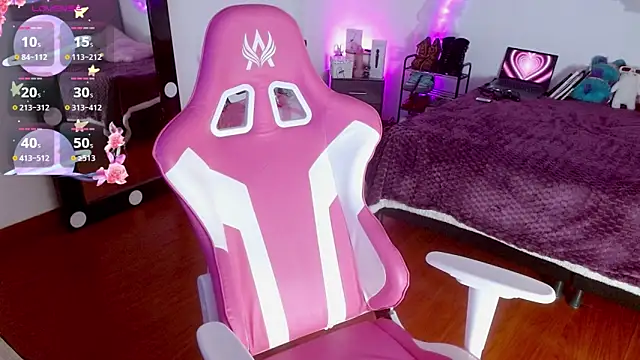 larah uwu online show from September 18, 7:38 pm