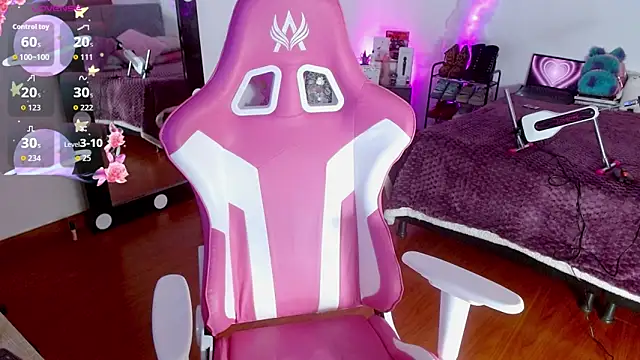 larah uwu online show from September 25, 7:50 pm