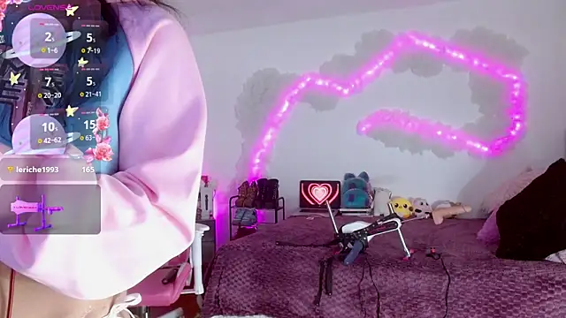 larah uwu online show from September 27, 7:35 am