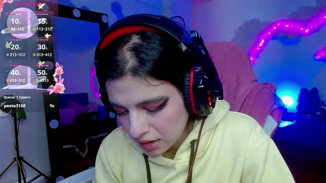 larah uwu online show from October 21, 6:41 pm