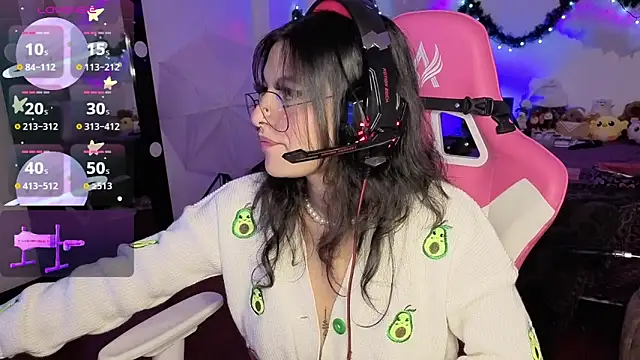 larah uwu online show from December 15, 7:29 pm