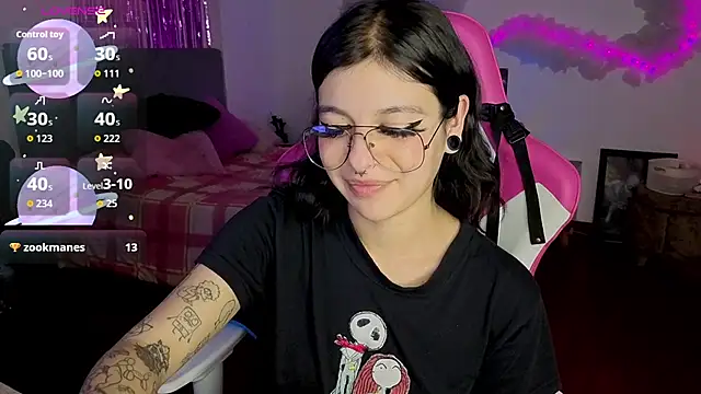 Snapshot of larah_uwu chatting on May 8, 6:24 pm larah uwu online show from May 8, 6:24 pm