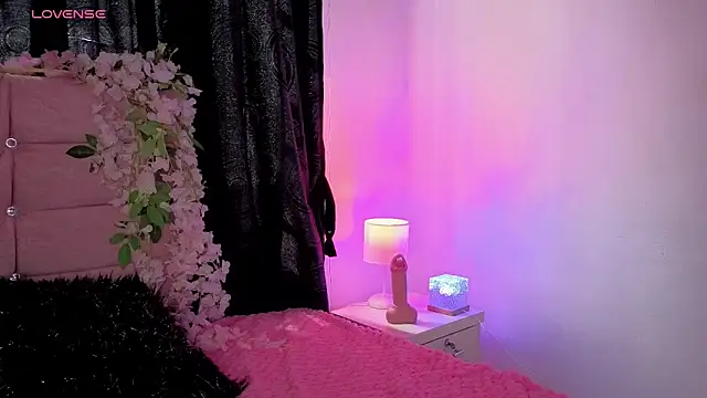 Snapshot of larah_uwu chatting on May 9, 6:57 pm larah uwu online show from May 9, 6:57 pm